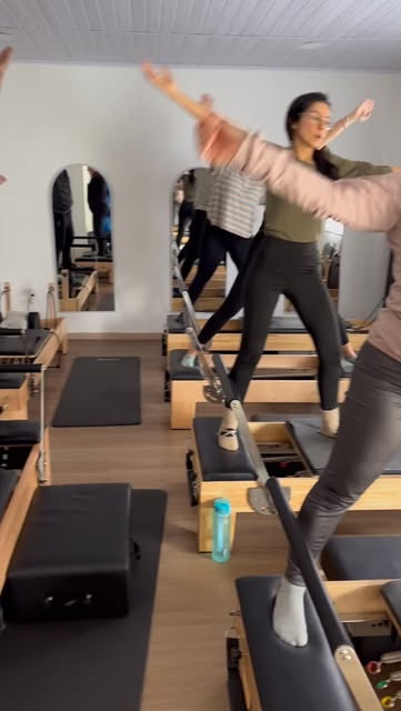 Alumnas en clase grupal de Pilates Reformer en G7